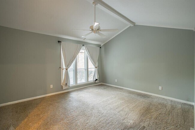 Building Photo - 19 Lancelot Ln
