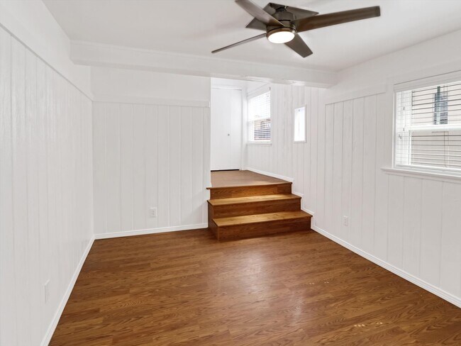 Building Photo - 218 25th Pl