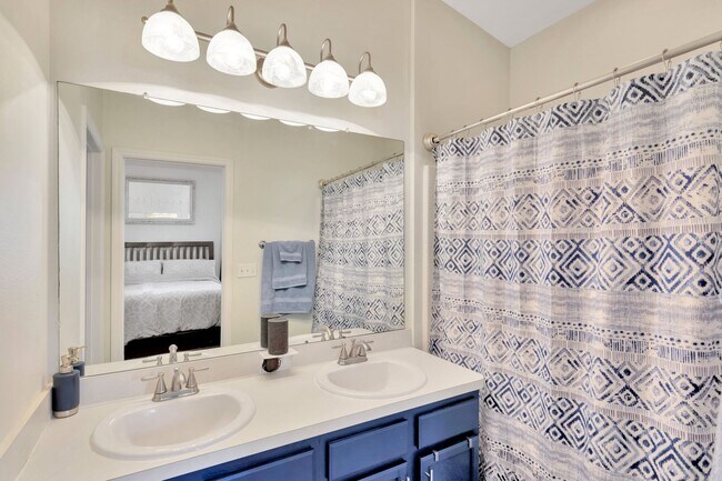 Building Photo - Great Townhouse in Gated Community