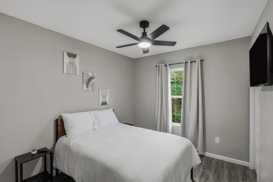 Building Photo - 2306 E Houston St