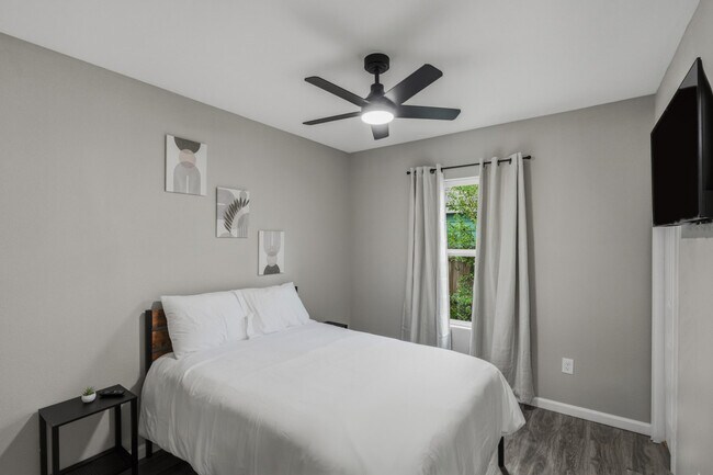 Building Photo - 2306 E Houston St