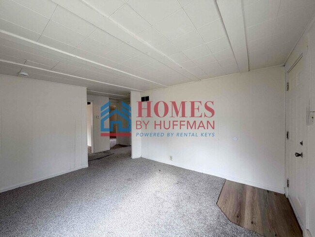 Building Photo - Two Bedroom House | Large Lot | Detached Garage