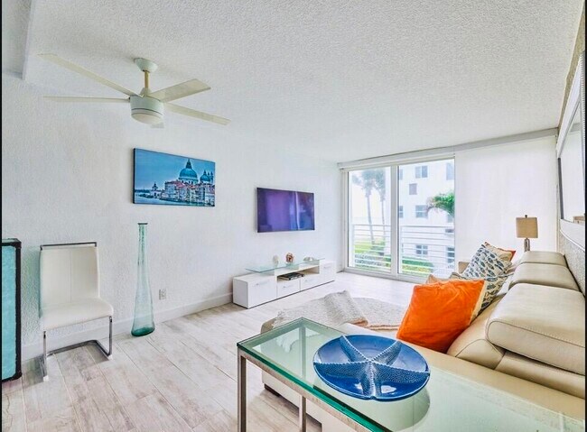 Building Photo - 1021 Hillsboro Mile