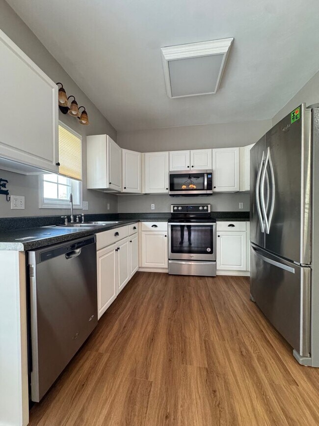 Building Photo - Updated and Spacious 3BR 2Bath House for rent