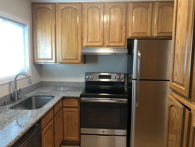 Building Photo - Remodeled Townhome in the Irvington neighborhood of Fremont - Beautiful from head to toe!