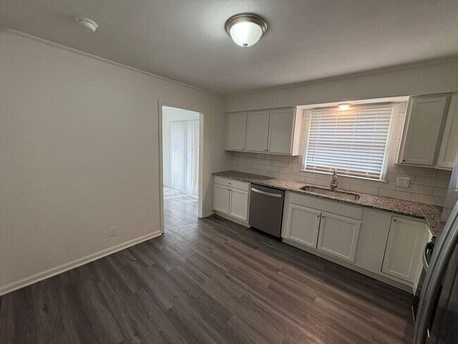 Building Photo - Beautiful 3-Bedroom Home with Spacious Liv...