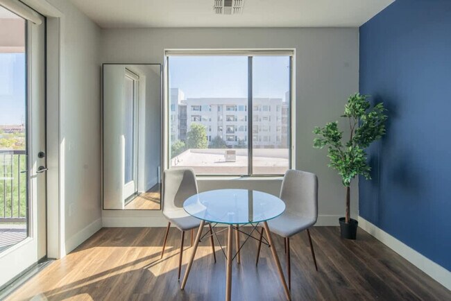 Building Photo - 688 W 1st St