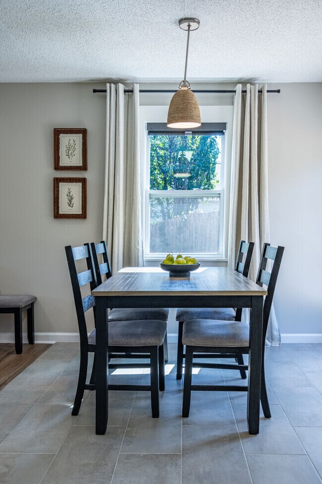 Building Photo - 25 Jennifer Ln