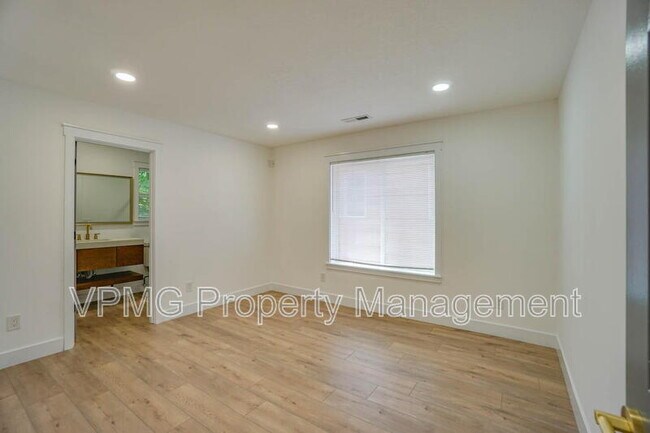 Building Photo - 423 NW 153rd St
