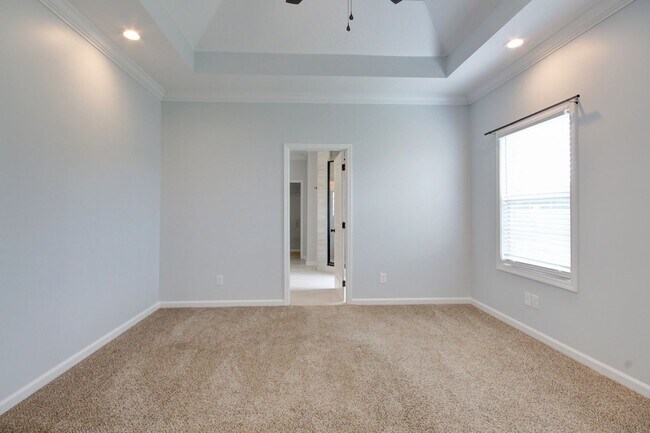 Building Photo - mega Huge wow. 4 bed 3 bath.