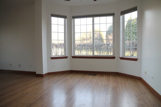 Building Photo - 694 Lincoln Station Dr