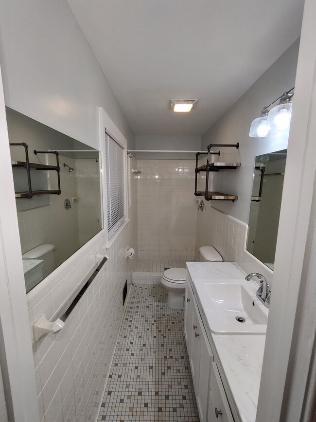 Master bath - 101 W Berkshire Rd