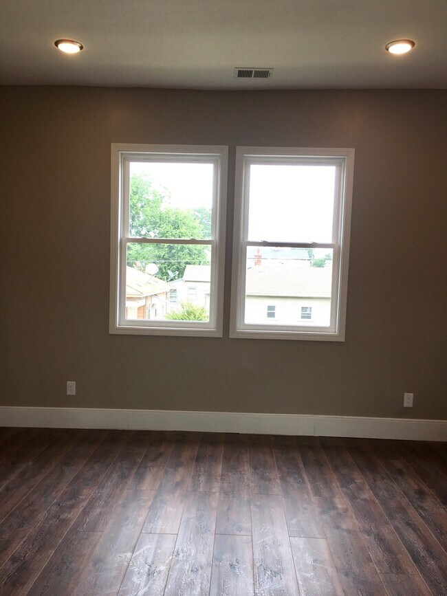 Building Photo - 631 E Chestnut St