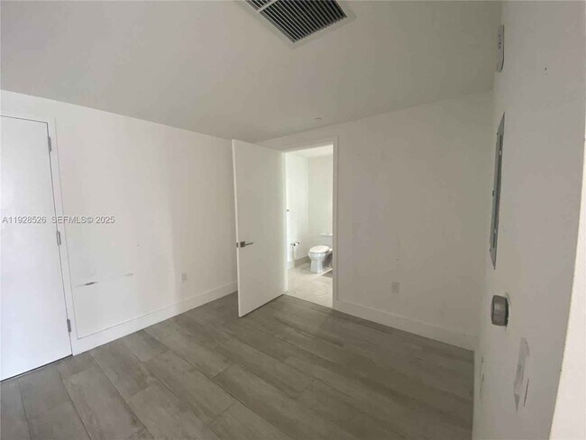 Building Photo - 121 NE 34th St