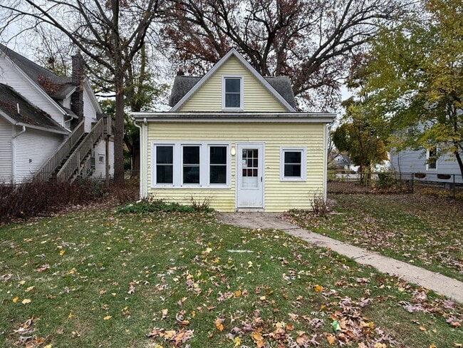 Building Photo - Single-Family Home Close to Henry Ford Hos...