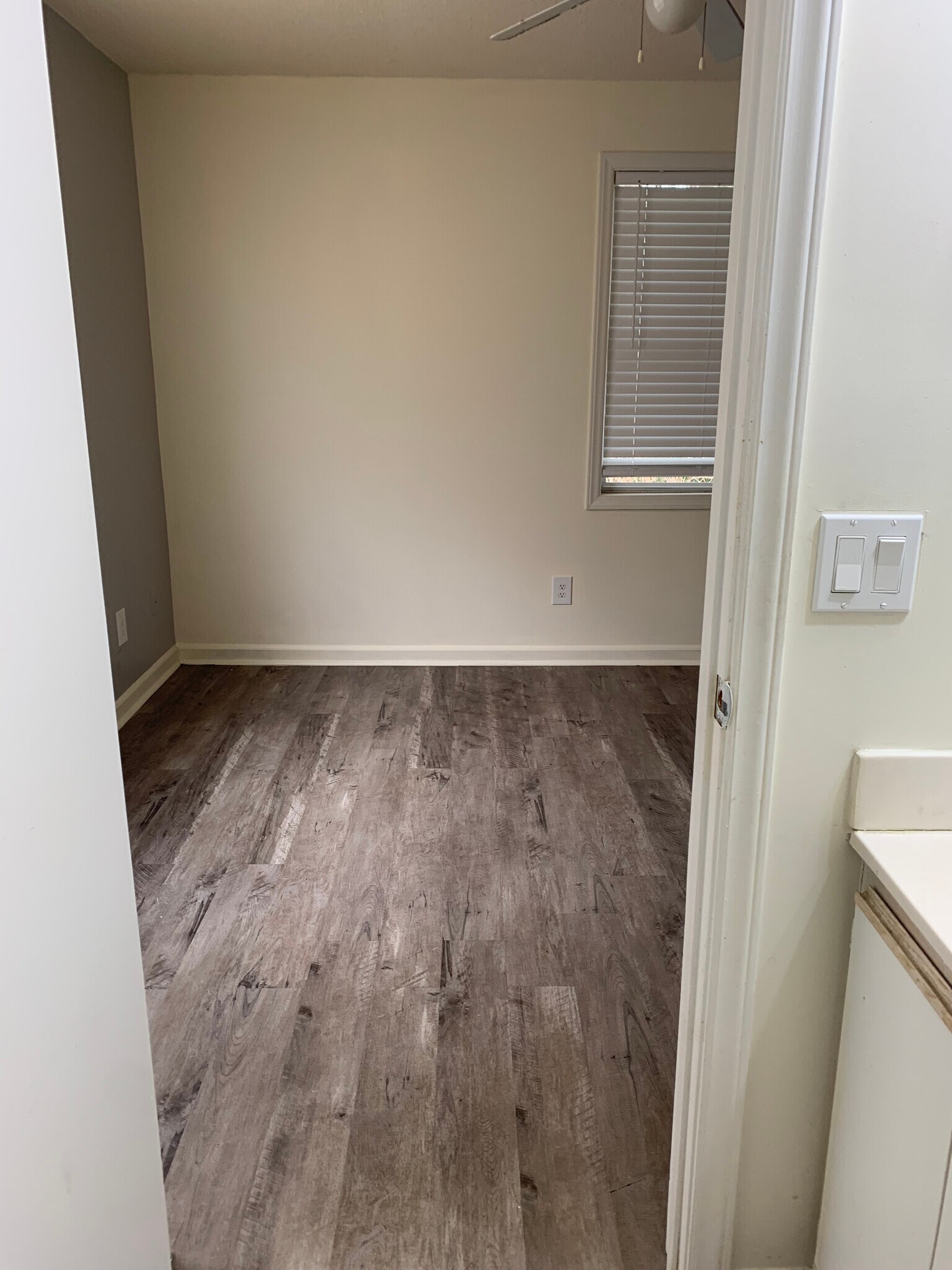 Building Photo - Room in Condo on Carlton Ave