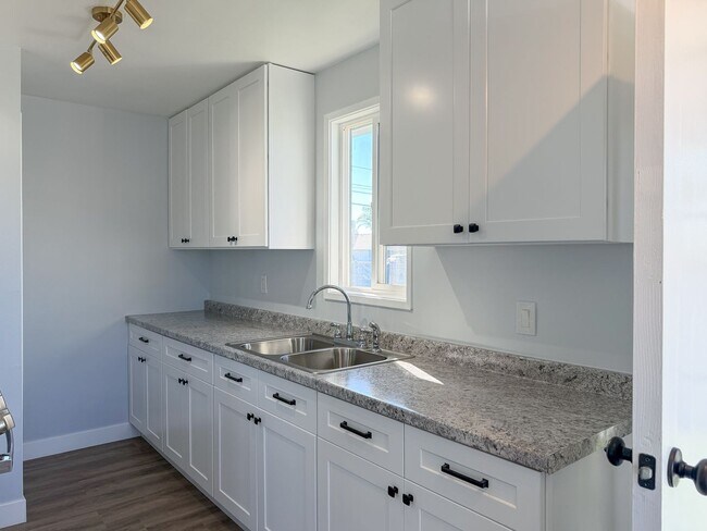 Building Photo - 502-504 E Hemlock- LT