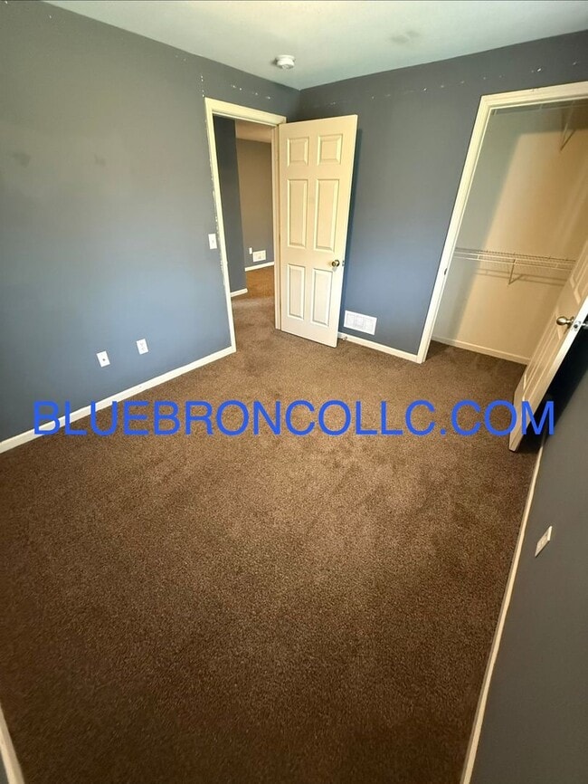 Building Photo - Spacious unit with Beautiful hardwood floors and nice touches throughout!