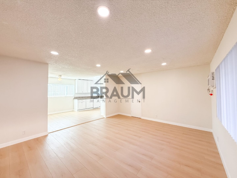 Building Photo - 13129 Oxnard St