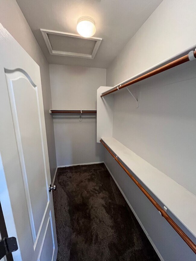 Building Photo - NW- 3 bedroom/ 2 bathroom with 2 car garage