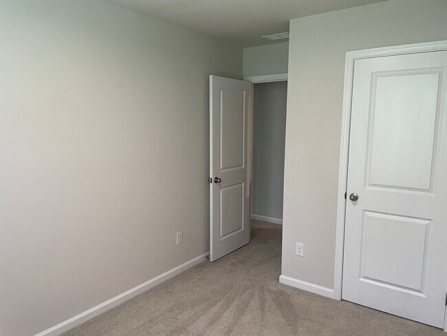 Building Photo - 3 Bedroom 2.5 Bathroom Town House in Middl...