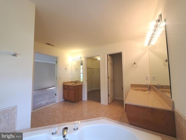 Building Photo - 5 Bandcroft Dr