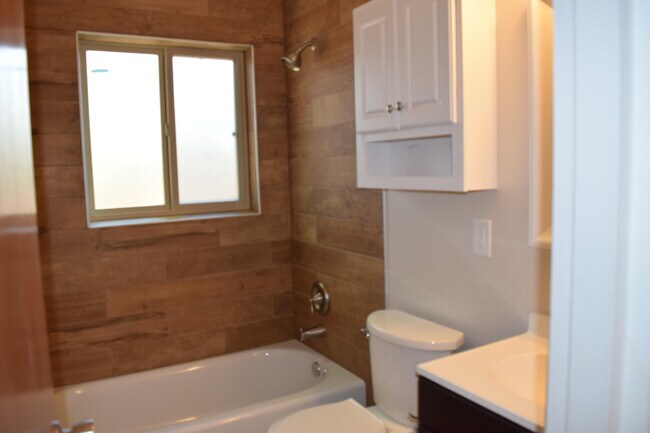 Building Photo - 204 Monroe St NE