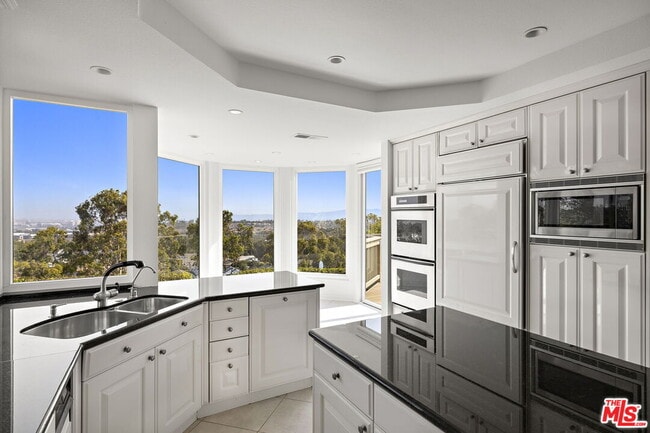 Building Photo - 31 St Tropez