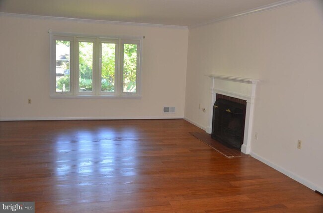 Building Photo - 1446 Mayflower Dr