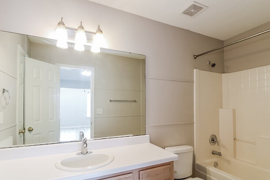 Building Photo - 70 Oakland Woods Cove