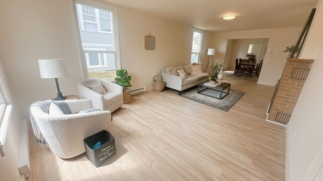 Building Photo - Classic 5bdrm/1.5 bath High St house with ...