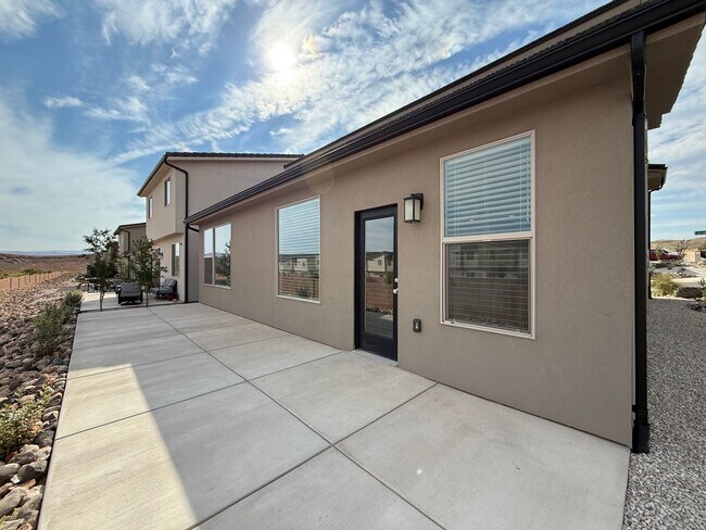 Building Photo - 2313 E Luciano Ln