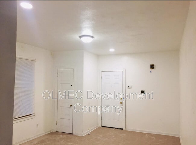 Primary Photo - 817 Anaheim St