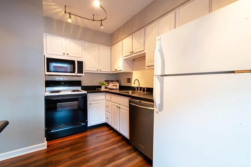 Building Photo - 9767 Bunker Hill Ln