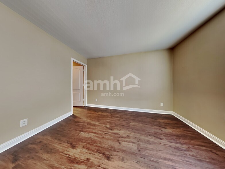 Building Photo - 853 Colonial Way