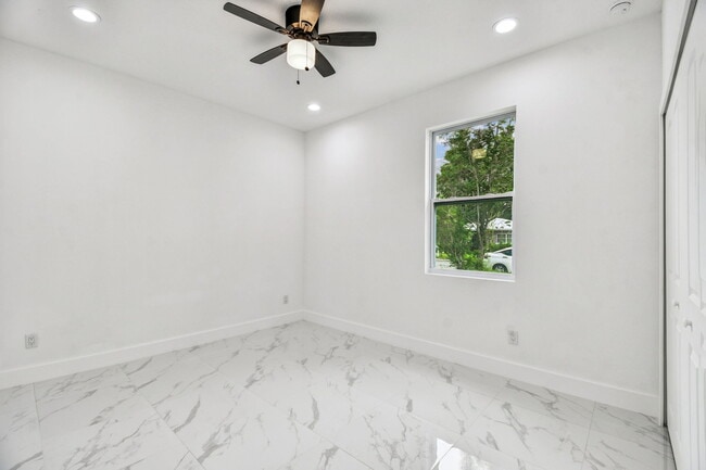 Building Photo - 1403 W 9th St