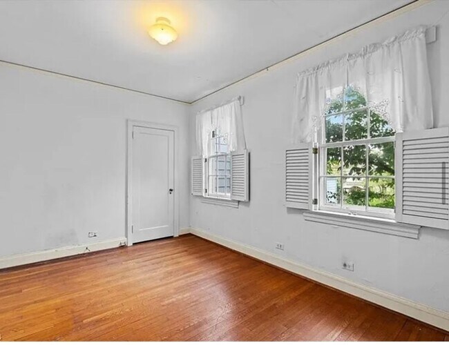 Building Photo - 4 bedroom in Old  Irving Park!!