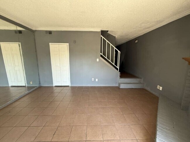 Building Photo - 7700 Creekbend Dr