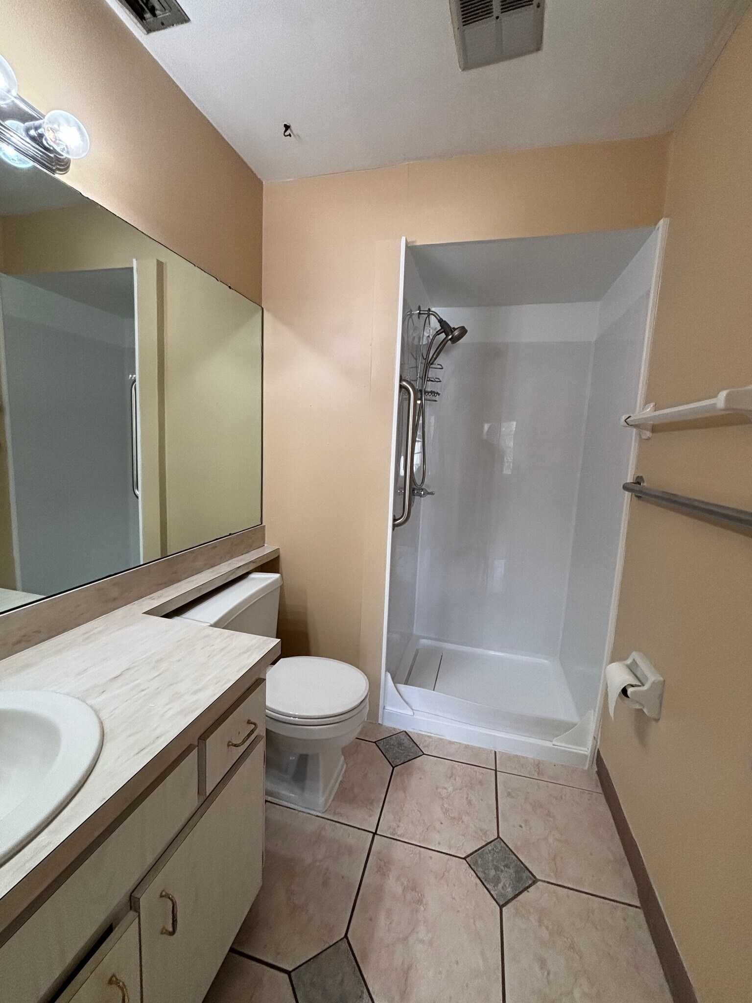 Building Photo - 2 Bed/2 Bath