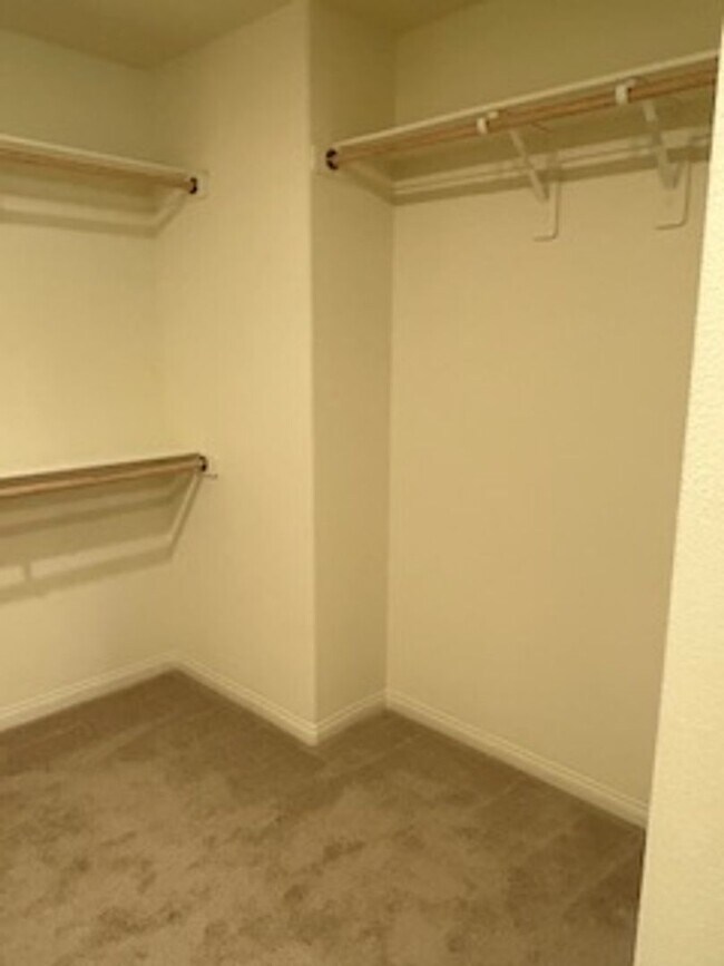 Building Photo - Spacious New Home with 5 Bedrooms in Hende...