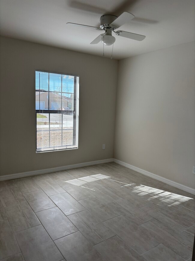 Building Photo - 1045 SE 11th Terrace