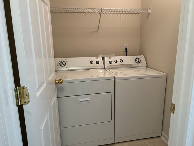 Building Photo - 4 bed, 2.5 bath w/ 2 car garage close to p...