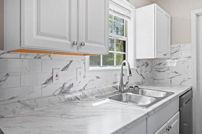 Building Photo - Beautifully Renovated Home!