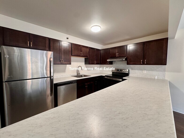 Building Photo - 693 Parker St