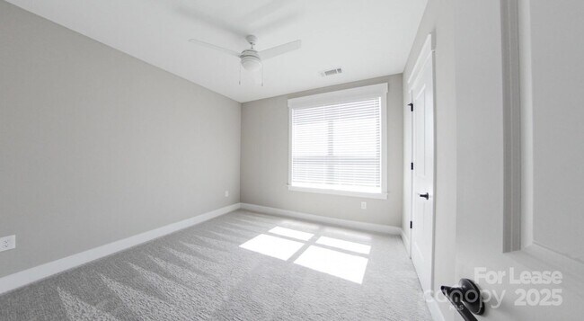 Building Photo - 17014 Fairmount Way