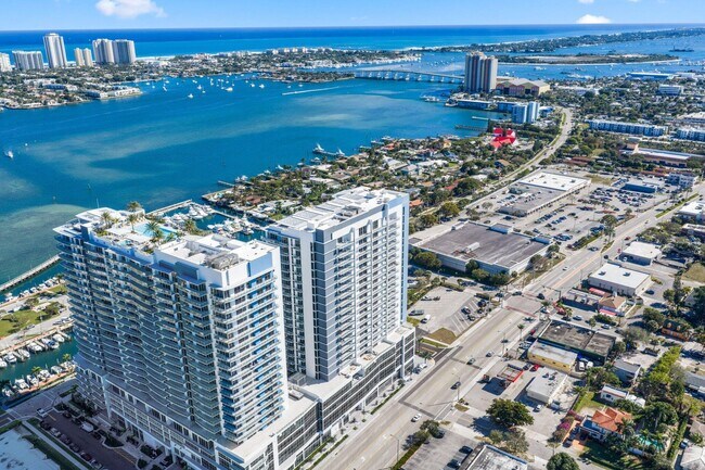 Building Photo - 220 Lake Shore Dr