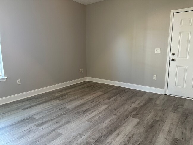 Building Photo - 402 Club Villa Court