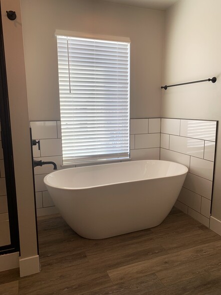 Master Tub - 1399 Pinecrest Trl