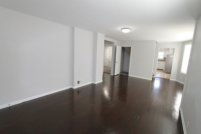 Building Photo - Large 5 Bedroom Home! Available Now.  Plen...