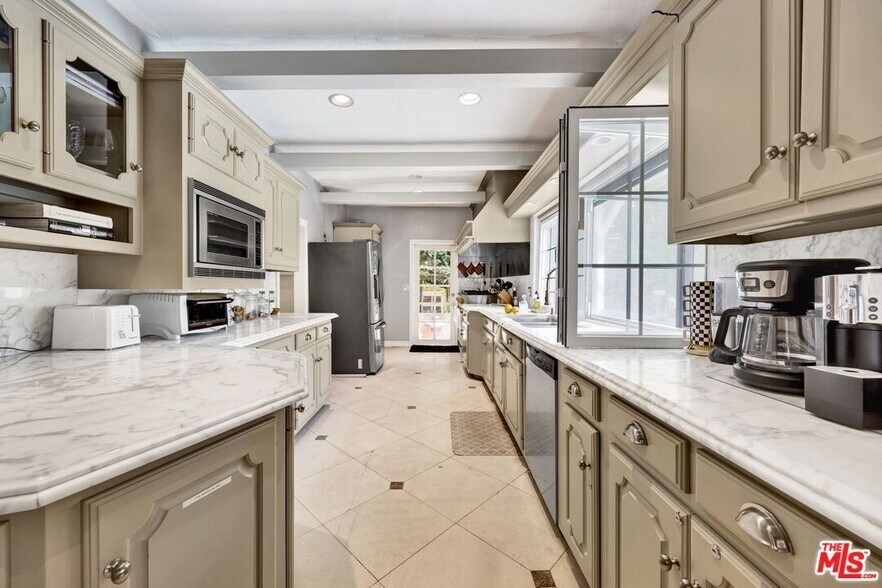 Building Photo - 634 Highland Ave